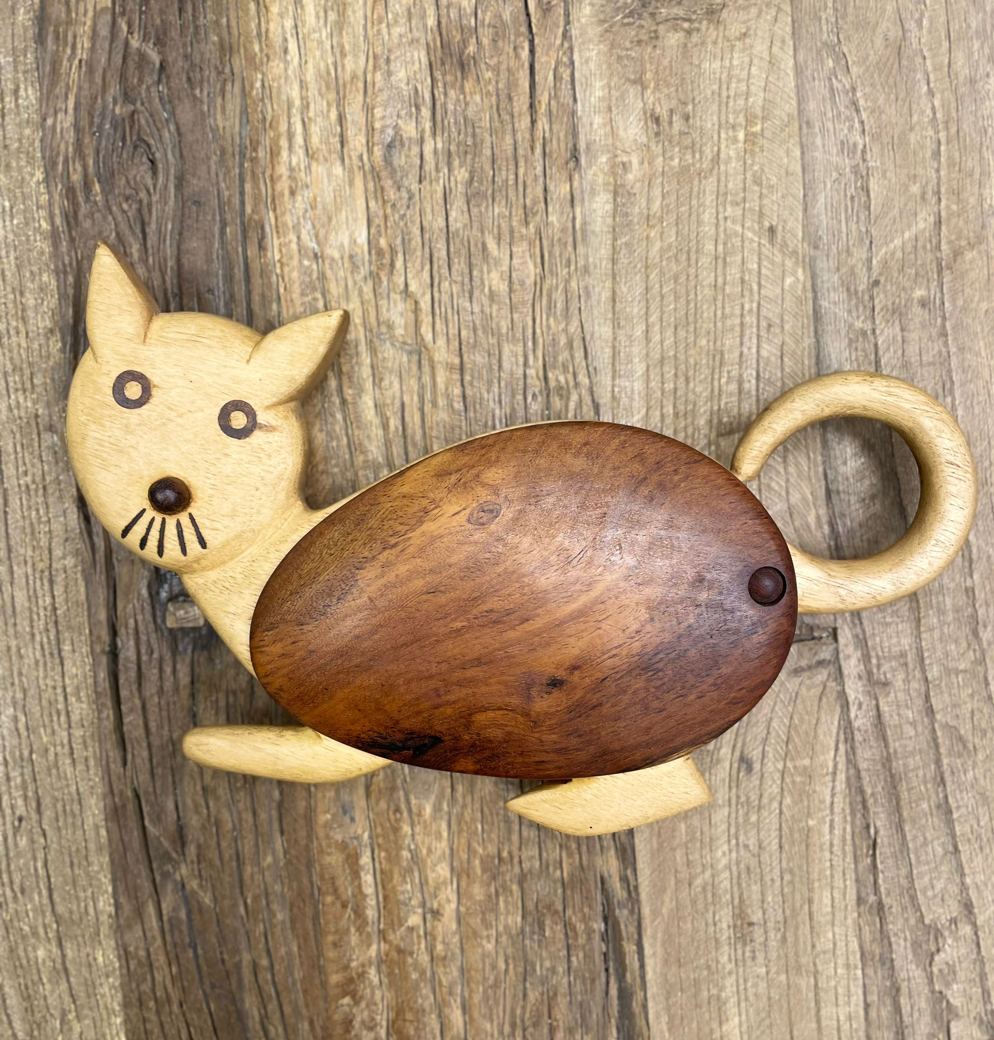 علبة خشبية على شكل قطة